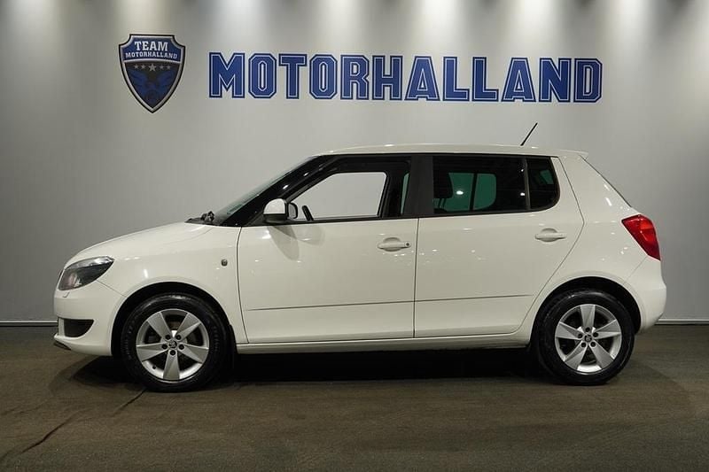 Vit Begagnad 2015 Skoda Fabia Halvkombi | 74 900 kr (Marknadspris) - Bild 1/4