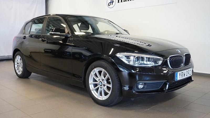 Svart Begagnad 2018 BMW 118 Halvkombi | 149 900 kr (Bra pris) - Bild 1/4