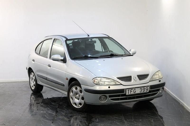 Begagnad Renault Mégane II Authentique 107 HK (78 kW) 2002 Ljusgrå Halvkombi