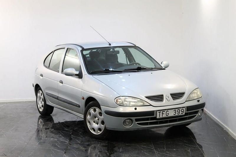 Ljusgrå Begagnad 2002 Renault Mégane II Authentique Halvkombi | 22 900 kr (Lite dyr) - Bild 1/4