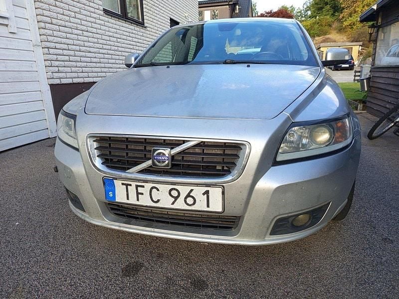 Silver Begagnad 2010 Volvo V50 Momentum Kombi | 19 500 kr (Bra pris) - Bild 1/4