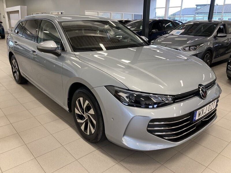 Silver (oyster silver metallic) Begagnad 2024 VW Passat Business Kombi | 359 000 kr (Marknadspris) - Bild 1/4