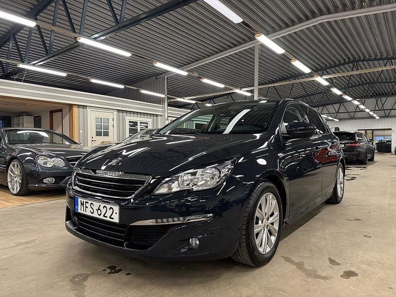 Mörkgrå (grå) Begagnad 2016 Peugeot 308 Active Halvkombi | 109 900 kr - Bild 1/4