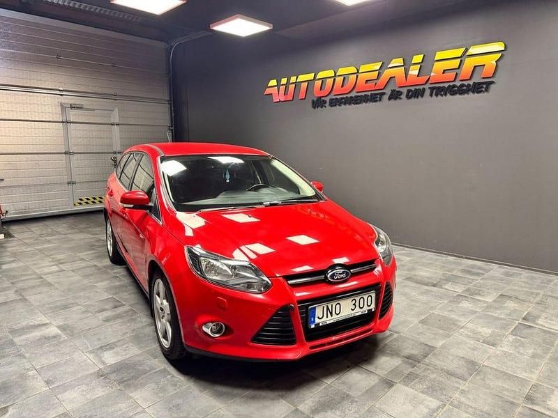 Röd Begagnad 2013 Ford Focus Titanium Kombi | 52 900 kr (Marknadspris) - Bild 1/4