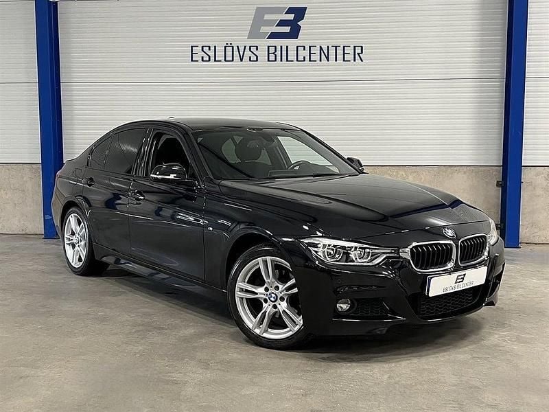 Svart Begagnad 2017 BMW 320 M Sport Sedan | 229 990 kr (Marknadspris) - Bild 1/4
