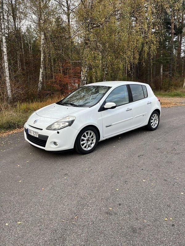 Vit Begagnad 2011 Renault Clio R.S. Halvkombi | 33 500 kr (Marknadspris) - Bild 1/4
