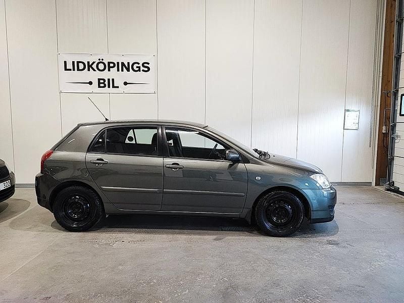 Begagnad Toyota Corolla 110 HK (80 kW) 2006 Grå Halvkombi