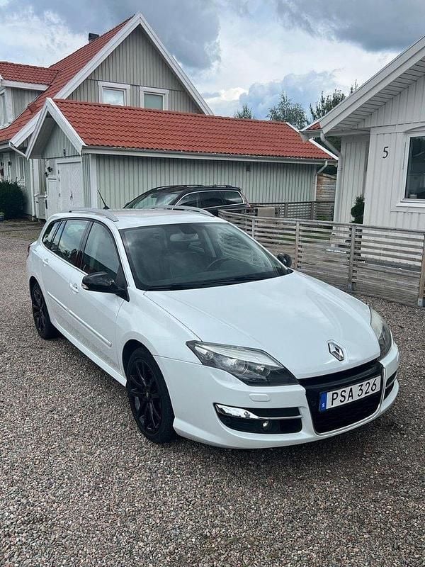 Vit Begagnad 2015 Renault Laguna GrandTour Kombi | 82 900 kr (Dyr) - Bild 1/4