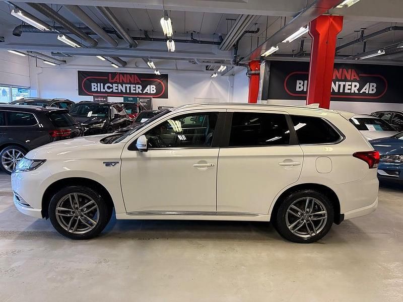 Begagnad Mitsubishi Outlander P-HEV 165 HK (121 kW) 2019 Vit pärleffekt SUV
