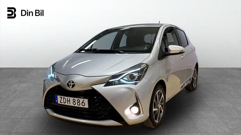 Silver Begagnad 2017 Toyota Yaris Halvkombi | 139 900 kr (Marknadspris) - Bild 1/4