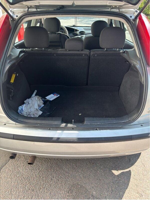 Grå Begagnad 2002 Ford Focus Halvkombi | 16 000 kr (Marknadspris) - Bild 1/4