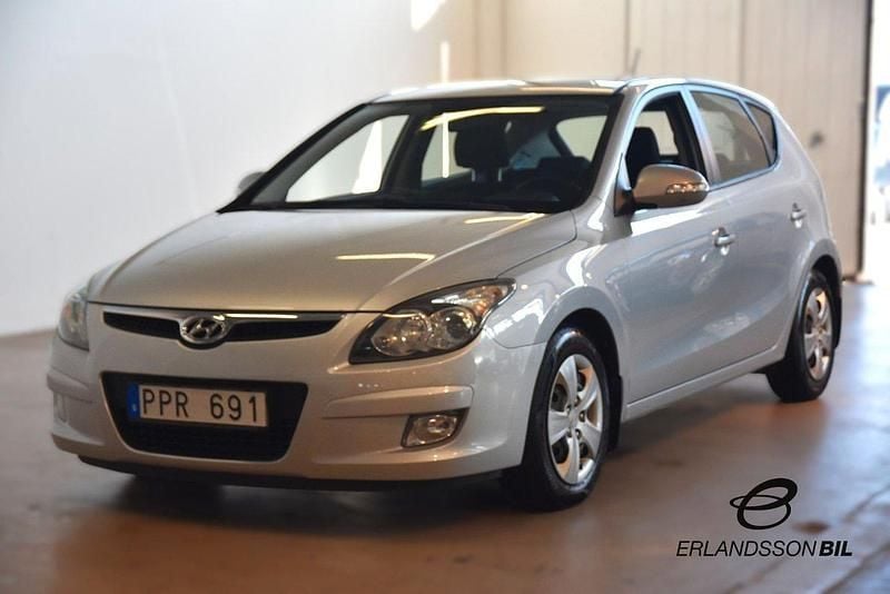 Silver Begagnad 2009 Hyundai i30 Halvkombi | 54 900 kr (Marknadspris) - Bild 1/4