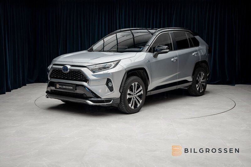 Grå Begagnad 2021 Toyota RAV4 Hybrid Style SUV | 414 900 kr (Marknadspris) - Bild 1/4