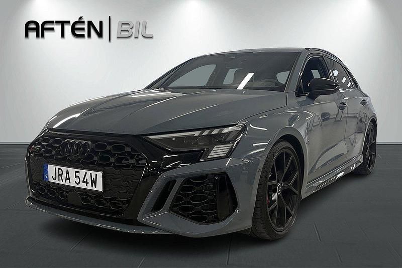 Grå Begagnad 2024 Audi RS3 Sportback Comfort Halvkombi | 629 800 kr (Bra pris) - Bild 1/3