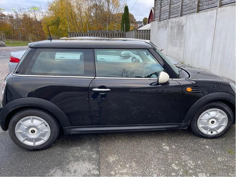 Svart Begagnad 2012 Mini ONE Salt Halvkombi | 59 000 kr - Bild 1/4