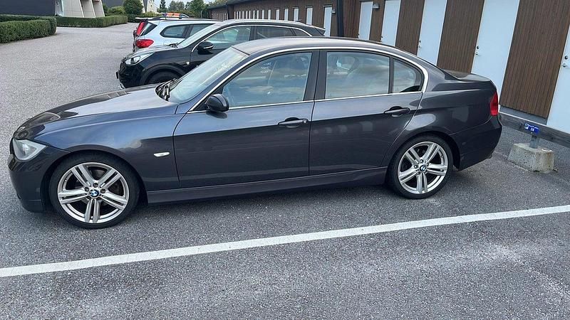 Grå Begagnad 2008 BMW 325 Advantage Sedan | 78 000 kr (Marknadspris) - Bild 1/4
