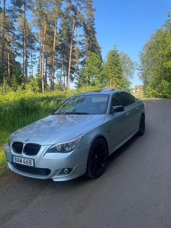Grå Begagnad 2007 BMW 535 Sedan | 98 000 kr (Dyr) - Bild 1/4