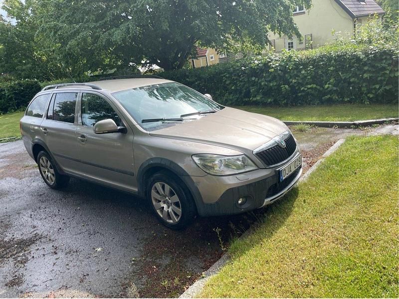 Brun Begagnad 2011 Skoda Octavia Scout Kombi | 54 000 kr (Bra pris) - Bild 1/4