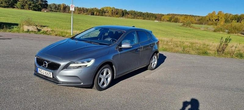 Grå Begagnad 2017 Volvo V40 Momentum Kombi | 120 000 kr (Bra pris) - Bild 1/4
