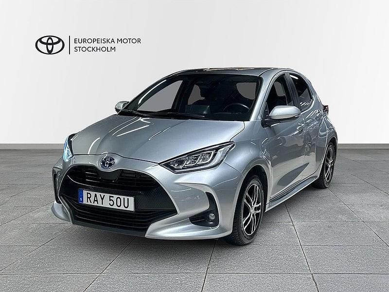 Silvermetallic Begagnad 2023 Toyota Yaris Hybrid Active Halvkombi | 232 900 kr (Lite dyr) - Bild 1/4
