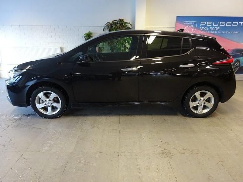 Svart Begagnad 2022 Nissan Leaf N-Connecta Halvkombi | 239 900 kr (Marknadspris) - Bild 1/4