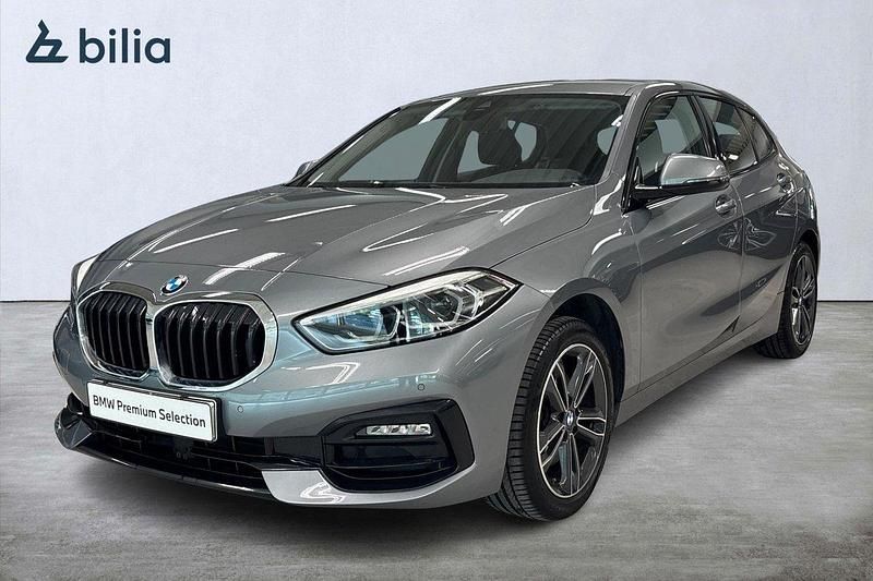 Grå Begagnad 2022 BMW 118 Sport Line Halvkombi | 229 900 kr (Marknadspris) - Bild 1/4