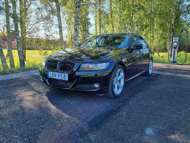 Svart Begagnad 2011 BMW 318 Sedan | 69 000 kr (Marknadspris) - Bild 1/4
