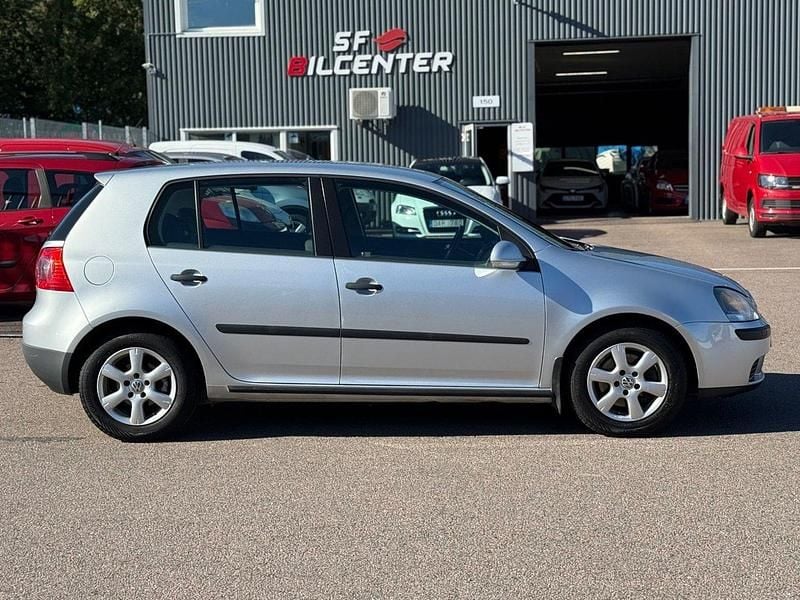 Silver Begagnad 2004 VW Golf IV Trendline Halvkombi | 42 900 kr (Marknadspris) - Bild 1/4
