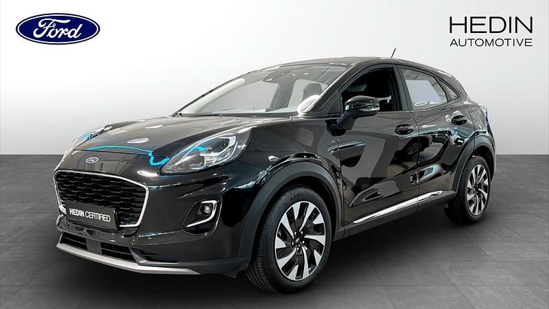 Svart (black) Begagnad 2023 Ford Puma Gen-E Titanium SUV | 234 900 kr (Marknadspris) - Bild 1/4