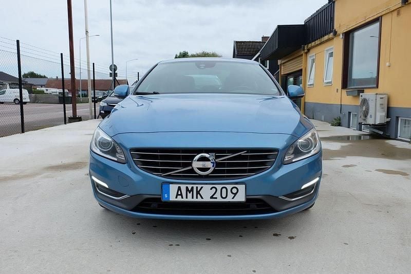Blå Begagnad 2014 Volvo S60 Summum Sedan | 114 900 kr (Marknadspris) - Bild 1/4