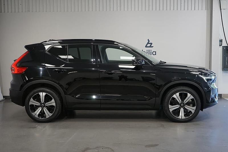 Svart Begagnad 2022 Volvo XC40 Core SUV | 334 900 kr - Bild 1/4