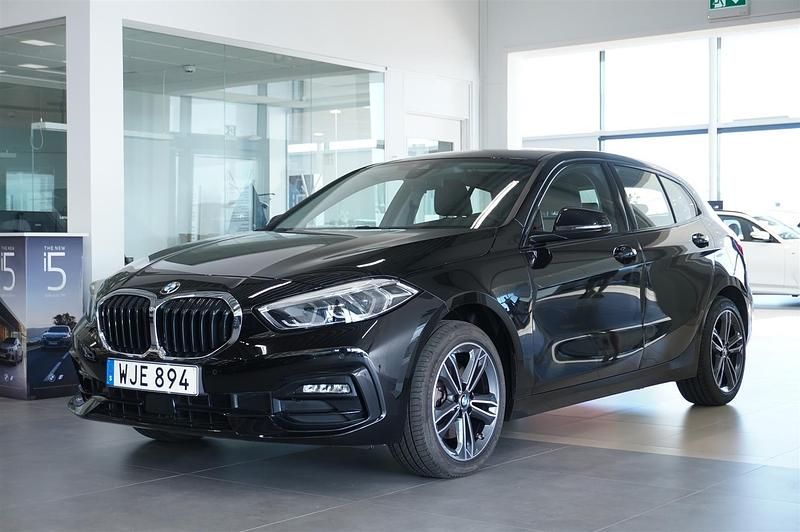Okänd Begagnad 2022 BMW 118 Sport Line Halvkombi | 229 500 kr (Marknadspris) - Bild 1/4