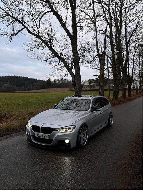 Silver Begagnad 2016 BMW 330 M Sport Kombi | 240 000 kr - Bild 1/4
