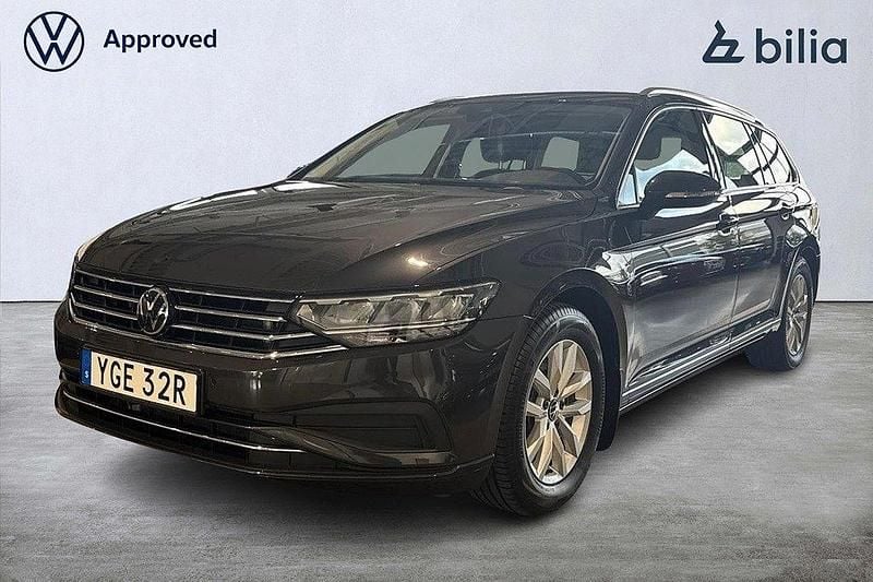 Mörkgrå Begagnad 2023 VW Passat Business Kombi | 289 900 kr (Bra pris) - Bild 1/3
