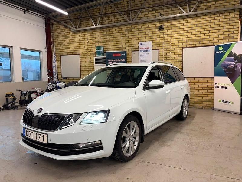 Begagnad Skoda Octavia Style 150 HK (110 kW) 2018 Vit Kombi