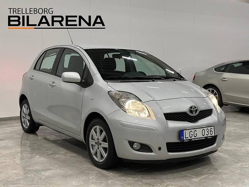 Begagnad Toyota Yaris 99 HK (72 kW) 2011 Silver Halvkombi