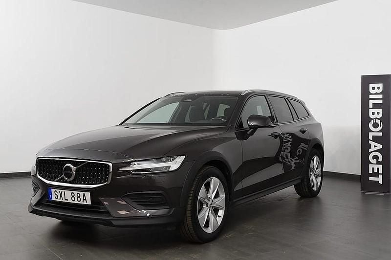 Grå Begagnad 2024 Volvo V60 CC Core Kombi | 404 800 kr (Superpris) - Bild 1/4