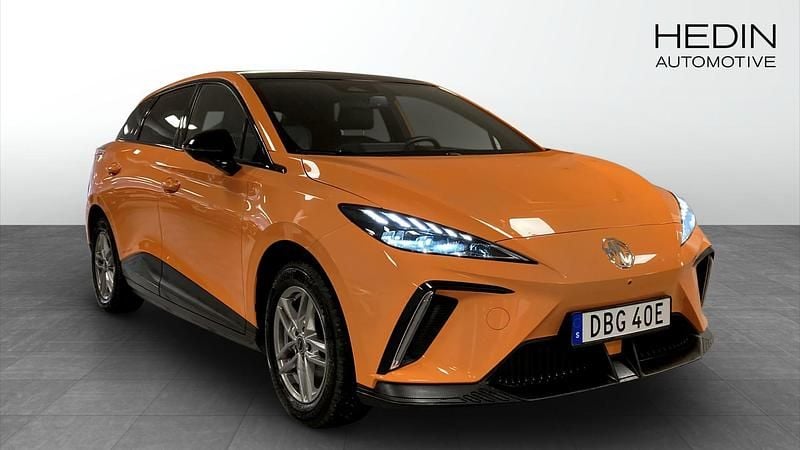 Begagnad MG MG4 EV Luxury 150 kW (204 HK) 2022 Orange Halvkombi