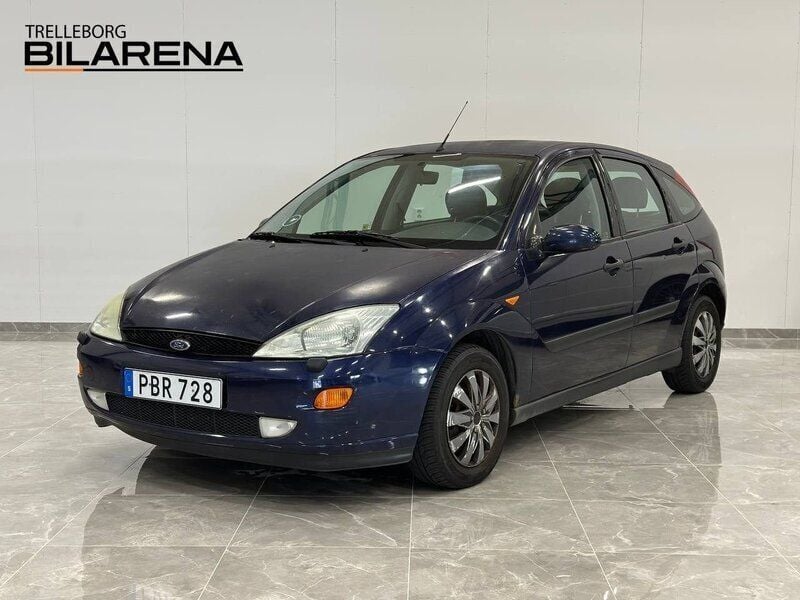Mörkblå (blå) Begagnad 2000 Ford Focus Ghia Halvkombi | 12 900 kr (Marknadspris) - Bild 1/4