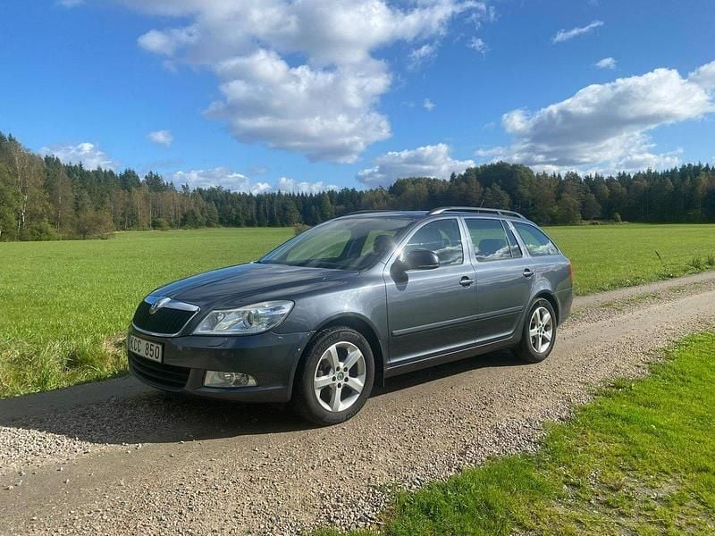 Grå Begagnad 2011 Skoda Octavia Elegance Kombi | 28 000 kr (Bra pris) - Bild 1/4