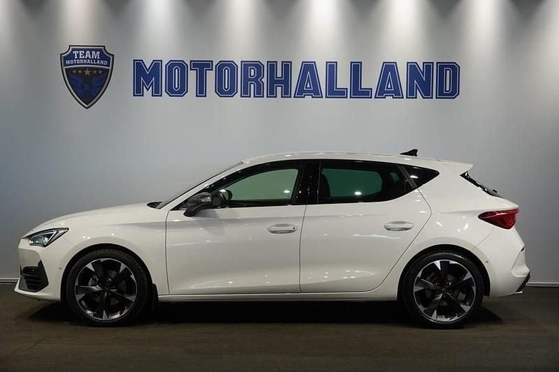 Vit Begagnad 2023 Cupra Leon Halvkombi | 269 900 kr (Marknadspris) - Bild 1/4