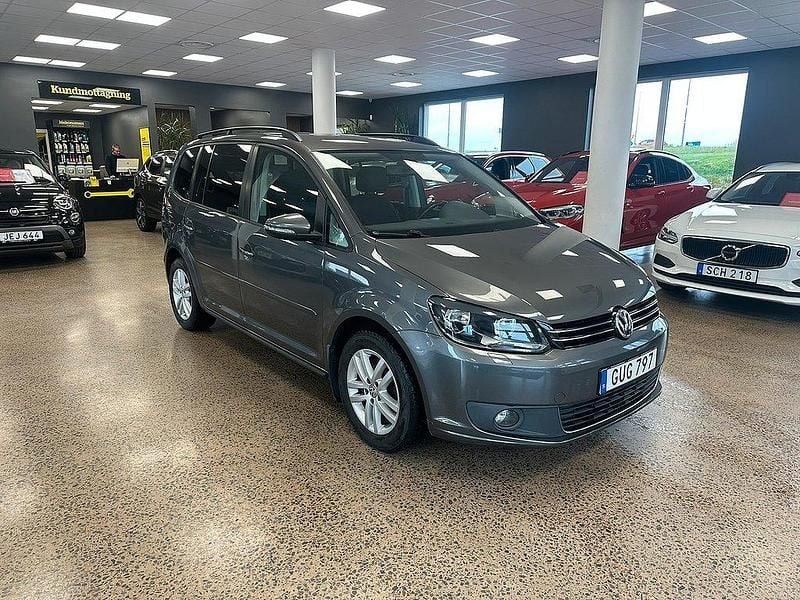 Mörkgrå (grå) Begagnad 2015 VW Touran Minibuss | 139 900 kr (Marknadspris) - Bild 1/4