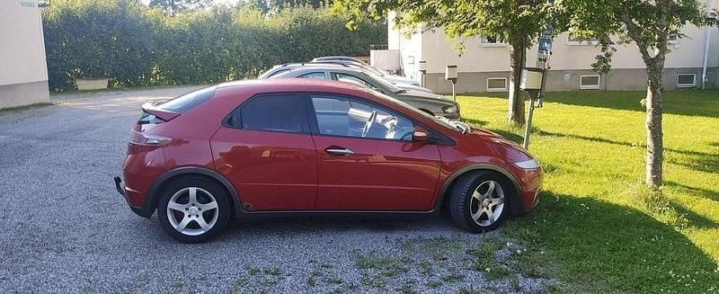 Röd Begagnad 2009 Honda Civic Sport Halvkombi | 22 000 kr (Dyr) - Bild 1/4