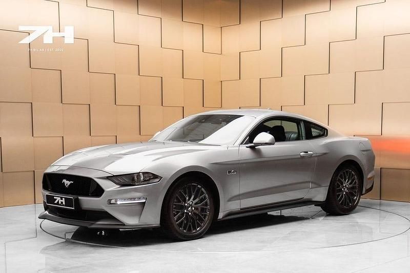 Grå Begagnad 2020 Ford Mustang GT Fastback Sportkupé | 489 900 kr (Marknadspris) - Bild 1/4