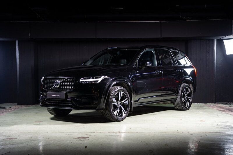 Svart Begagnad 2021 Volvo XC90 R-Design SUV | 599 000 kr (Marknadspris) - Bild 1/4