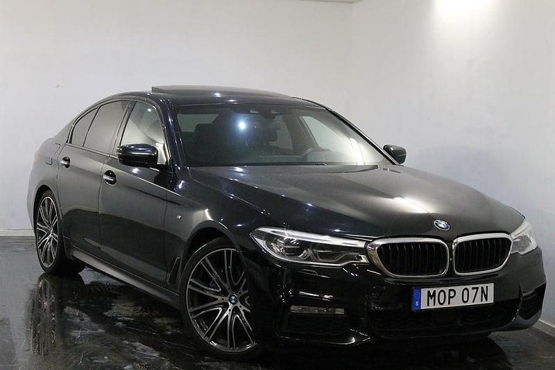 Svart Begagnad 2018 BMW 530 M Sport Sedan | 239 901 kr (Marknadspris) - Bild 1/4