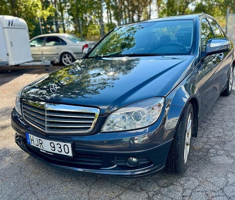 Mörkgrå Begagnad 2007 Mercedes C200 SE Sedan | 59 900 kr (Marknadspris) - Bild 1/4