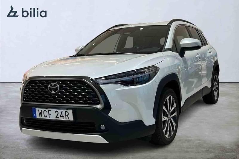 Vit Begagnad 2025 Toyota Corolla Cross SUV | 369 900 kr - Bild 1/1