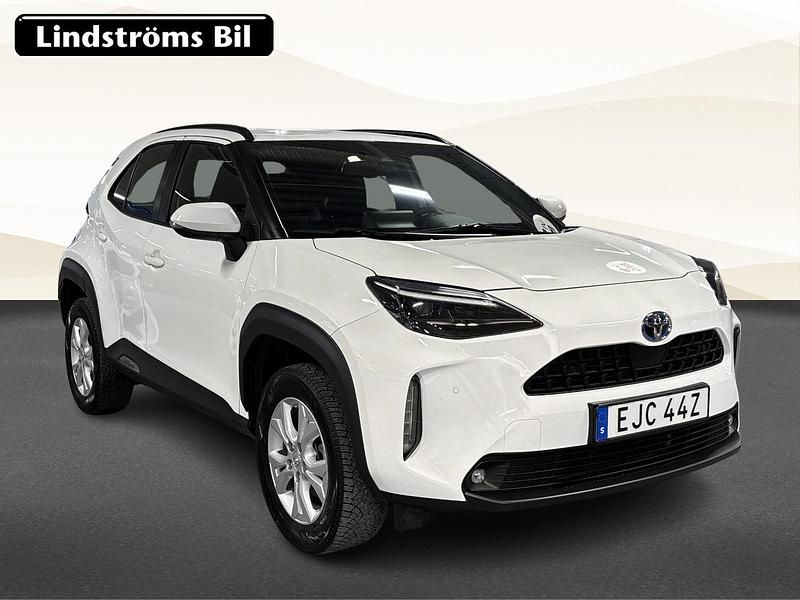 Begagnad Toyota Yaris 2023 Vit Halvkombi