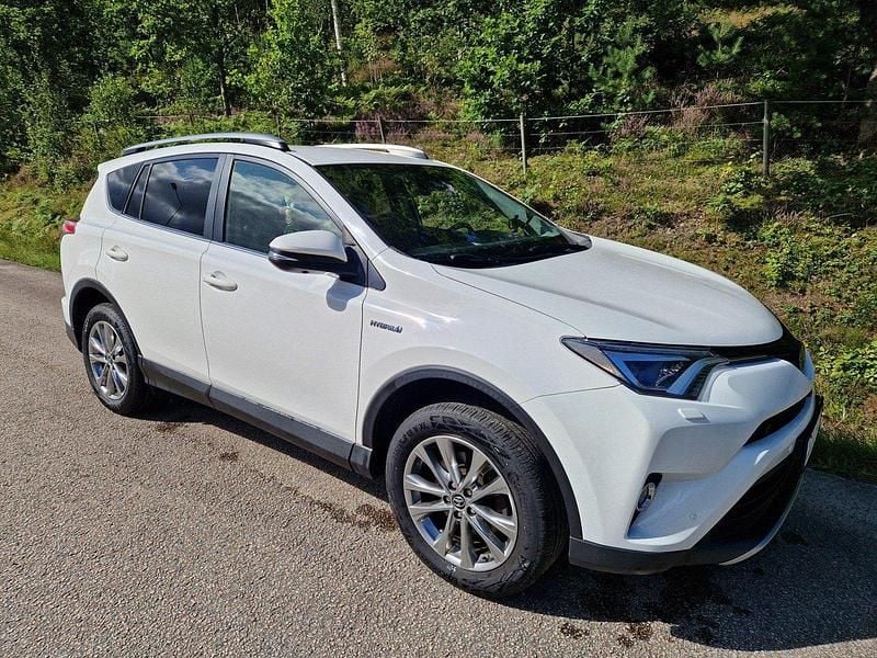 Vit Begagnad 2018 Toyota RAV4 Hybrid Executive SUV | 209 000 kr (Marknadspris) - Bild 1/4